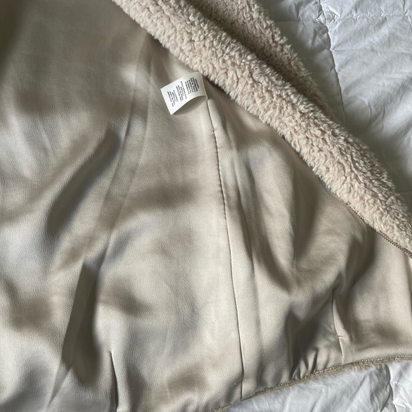 Medium aritzia vest with pockets and zip up! - Picture 3 of 4